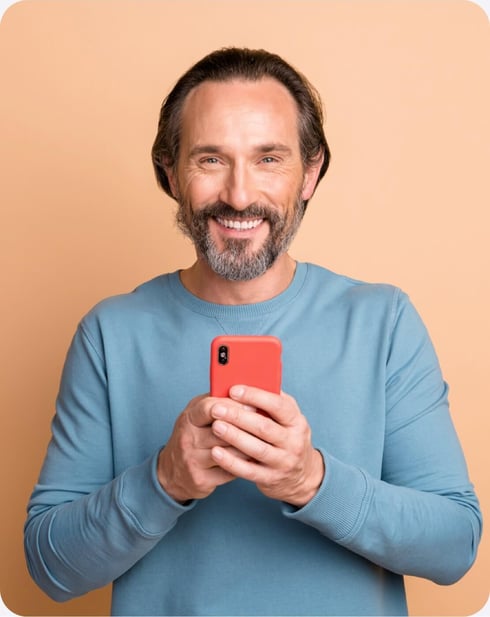 Ein Mann lächelt und benutzt HR-Software von Sympa mit seinem Handy