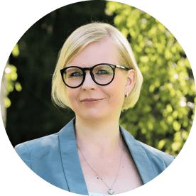 Pia-Pihlainen_Comms-with-Pia-circle